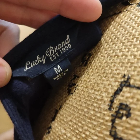 Gorgeous Luck Design Top with beautiful embroidered Design- sz M - Picture 3 of 3